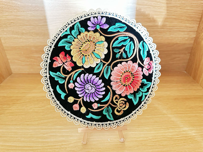 烏水吐汗·克爾曼的刺繡作品。人民網記者 楊睿攝