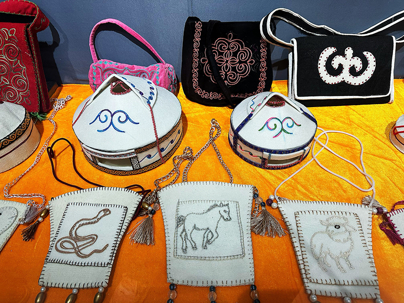 柯爾克孜族刺繡。人民網記者 楊睿攝