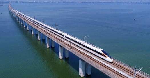 復興道路上的亮麗名片2024年6月24日，在全國科技大會、國家科學技術獎勵大會、兩院院士大會上，“復興號”高速列車項目榮獲2023年度國家科學技術進步獎特等獎?！案哞F技術樹起國際標桿”！習近平總書記出席大會并發表重要講話，深情點贊中國高鐵，并親自為“復興號”高速列車項目完成人代表頒發證書。