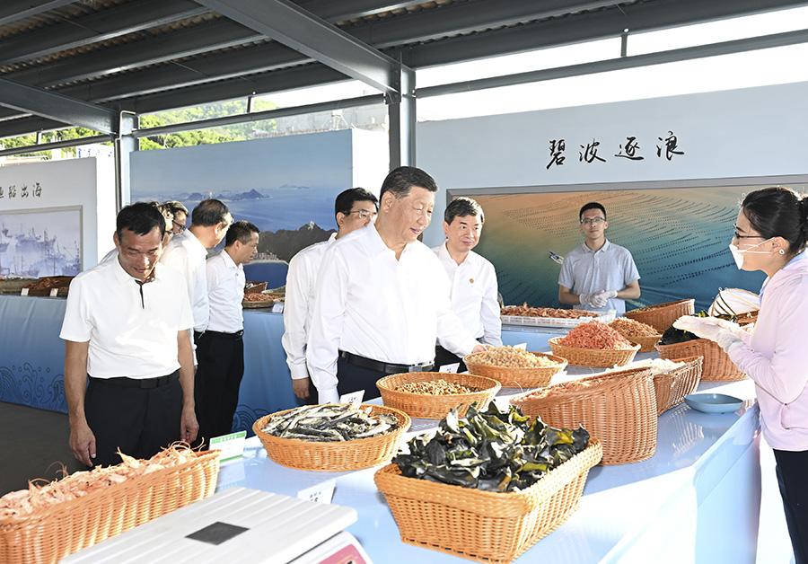 2024年10月15日至16日，中共中央總書記、國家主席、中央軍委主席習近平在福建考察。這是15日下午，習近平在漳州市東山縣陳城鎮澳角村考察時，了解海鮮干貨和漁獲產品交易情況。新華社記者 謝環馳攝