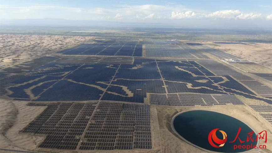 庫布其沙漠腹地的鄂爾多斯市達拉特光伏發電應用領跑基地。人民網記者 齊浩男攝