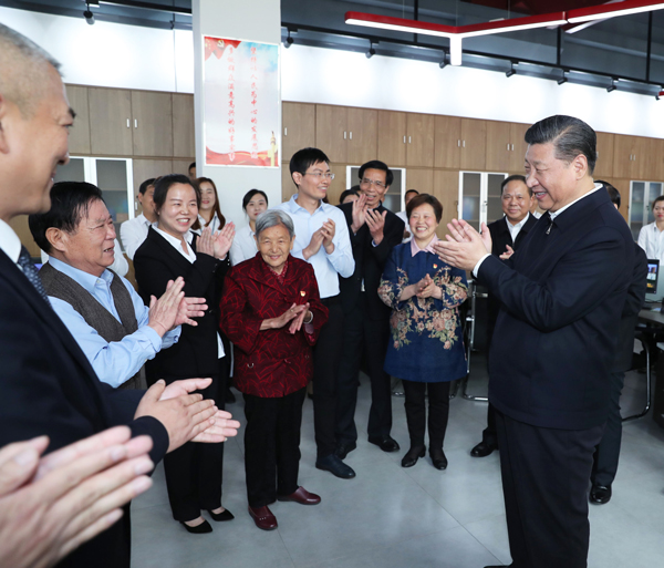 2018年4月24日至28日，中共中央總書記、國家主席、中央軍委主席習近平在湖北考察。這是26日上午，習近平在武漢市青山區工人村街青和居社區考察棚戶區項目建設和居民生活情況。新華社記者 謝環馳 攝