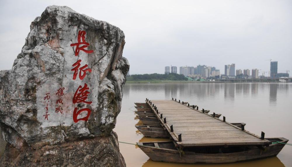 走好新時代的長征路 弘揚偉大長征精神1934年10月至1936年10月，我們黨領導紅軍，以非凡的智慧和大無畏的英雄氣概，戰勝千難萬險，付出巨大犧牲，勝利完成震撼世界、彪炳史冊的長征。習近平總書記指出，長征這一人類歷史上的偉大壯舉，留給我們最可寶貴的精神財富，就是中國共產黨人和紅軍將士用生命和熱血鑄就的偉大長征精神。