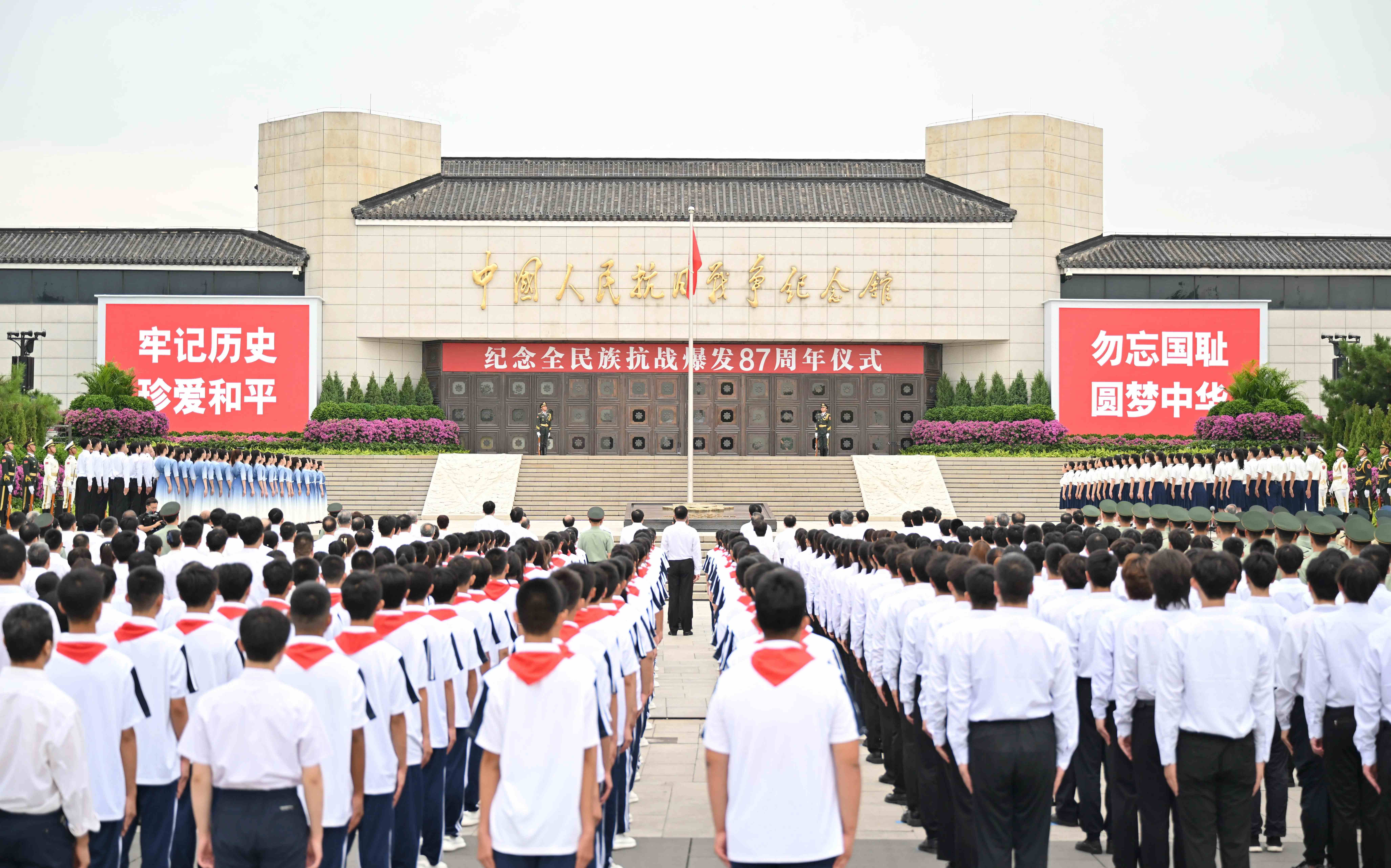 偉大抗戰精神：中國人民彌足珍貴的精神財富中國人民經過14年不屈不撓的浴血奮戰，打敗了窮兇極惡的日本軍國主義侵略者，取得中國人民抗日戰爭的偉大勝利。習近平總書記多次強調弘揚偉大抗戰精神，崇尚英雄、緬懷先烈，堅定不移走和平發展道路。建功偉大時代，仍須傳承和弘揚偉大抗戰精神。