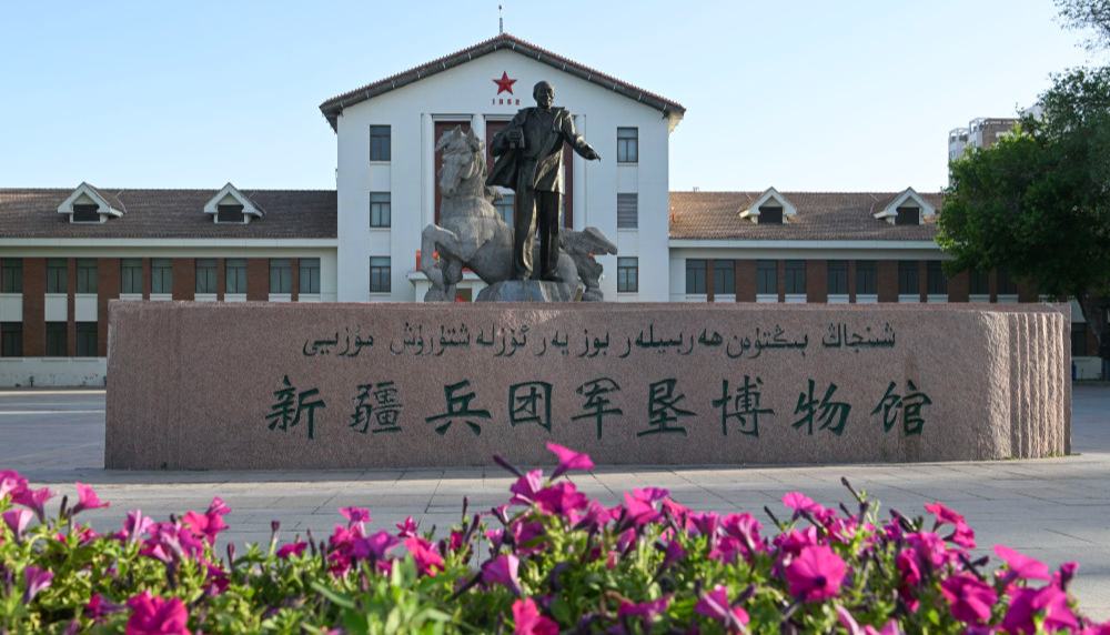 70年來，兵團人作出不可磨滅的歷史貢獻兵團充分發揚“熱愛祖國、無私奉獻、艱苦創業、開拓進取”的兵團精神，為推動新疆發展、增進民族團結、維護社會穩定、鞏固國家邊防作出了不可磨滅的歷史貢獻。習近平總書記強調：兵團的戰略地位不可替代。希望大家發揚兵團精神，繼續努力、深化改革、腳踏實地、再接再厲，把兵團建設得更強大更繁榮。