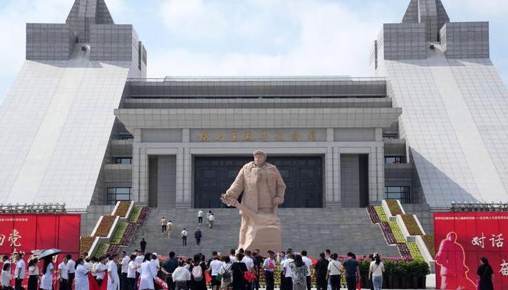 大力弘揚大慶精神、鐵人精神大慶油田的開發建設，創造了令世人矚目的輝煌業績，挺起了民族工業的脊梁，大長了中國人的志氣！習近平總書記指出，大慶油田的卓越貢獻已經鐫刻在偉大祖國的歷史豐碑上，大慶精神、鐵人精神已經成為中華民族偉大精神的重要組成部分。
