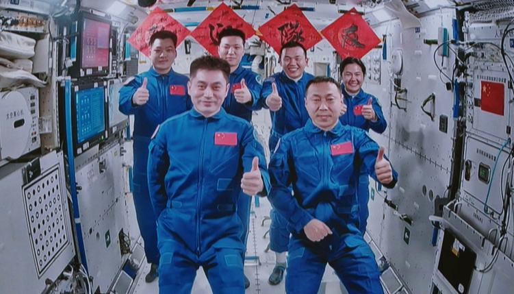 逐夢太空 接續奮斗2024年10月30日，神舟十九號載人飛船發射成功，6名航天員在中國空間站再度“會師”。習近平總書記指出，“建設航天強國要靠一代代人接續奮斗”，強調大力弘揚載人航天精神。21年間，我國已有24名航天員進入太空，載人航天事業實現了跨越式發展，取得了舉世矚目的成就。