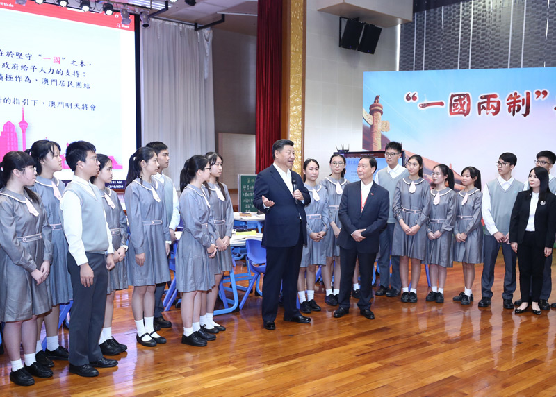 2019年12月19日，國家主席習近平在澳門特別行政區行政長官崔世安陪同下，來到位於澳門黑沙環的政府綜合服務中心和濠江中學附屬英才學校，同澳門市民和師生親切交流。在濠江中學附屬英才學校觀摩以“‘一國兩制’與澳門”為題的中國歷史公開課后，習近平走到學生中間即席發表重要講話。新華社記者 鞠鵬 攝