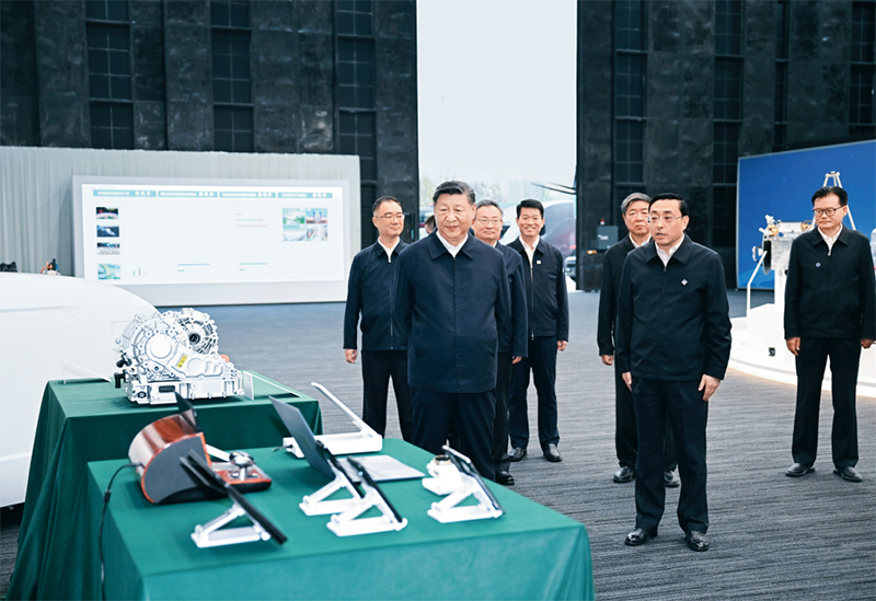 2024年10月17日至18日，中共中央總書記、國家主席、中央軍委主席習近平在安徽考察。這是17日下午，習近平在合肥濱湖科學城察看安徽省重大科技創新成果集中展示。 新華社記者 謝環馳/攝