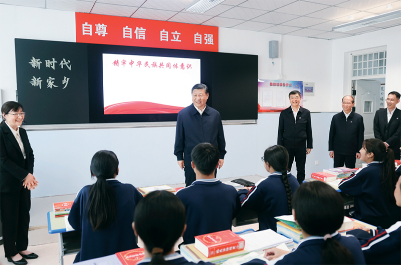2024年6月18日至19日，中共中央總書記、國家主席、中央軍委主席習近平在青?？疾?。這是18日下午，習近平在果洛西寧民族中學高一（1）班觀摩“新時代、新家鄉”主題思政課。 新華社記者 鞠鵬/攝