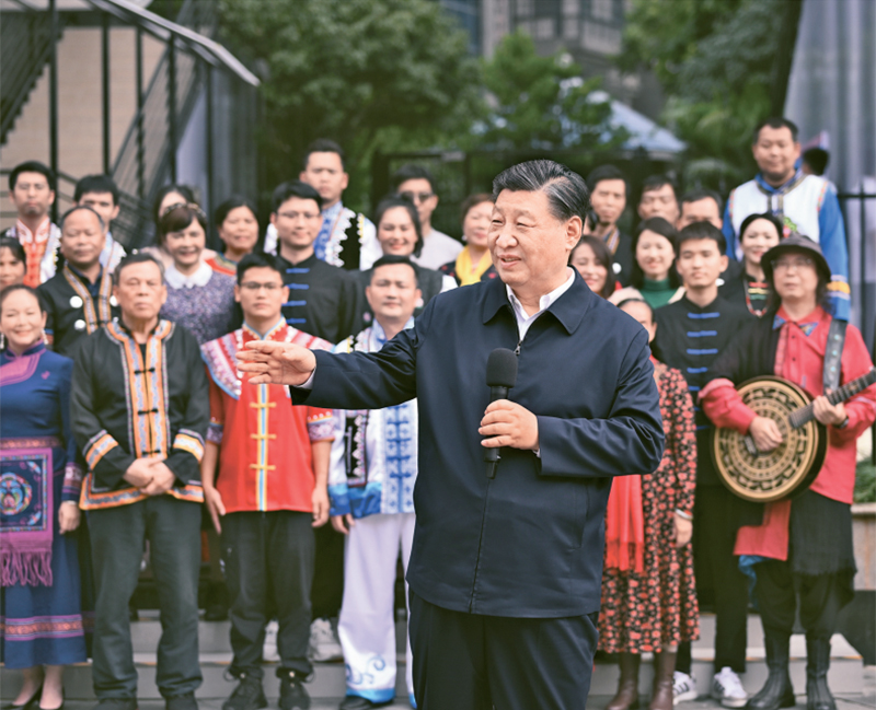 2023年12月14日至15日，中共中央總書記、國家主席、中央軍委主席習近平在廣西考察。這是14日上午，習近平在南寧市良慶區蟠龍社區考察時，同社區各族群眾親切交流。 新華社記者 燕雁/攝