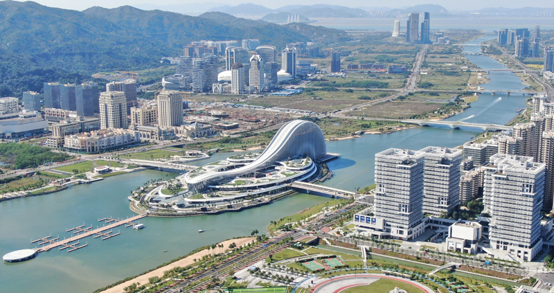 琴澳和鳴 習近平心系兩地合作發展譜新篇2024年12月19日上午，中共中央總書記、國家主席、中央軍委主席習近平來到橫琴粵澳深度合作區考察。習近平在橫琴天沐琴臺展示廳澳門新街坊項目展區前，同居住在這里的市民代表親切交談。