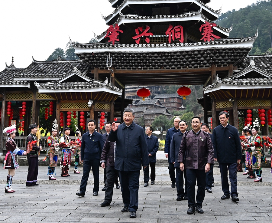 2025年3月17日下午，習近平在黔東南州黎平縣肇興侗寨考察時，在寨門口向身著民族盛裝歡迎的村民揮手致意。新華社記者 燕雁 攝