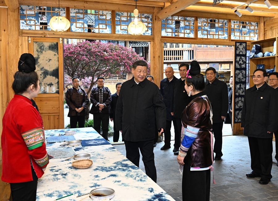 2025年3月17日下午，習近平在黔東南州黎平縣肇興侗寨侗鄉特色產業基地考察。新華社記者 謝環馳 攝