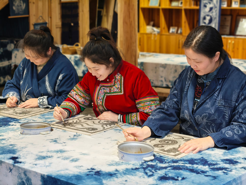 2025年3月14日，村民在肇興侗寨內制作蠟染。圖片來源：新華社