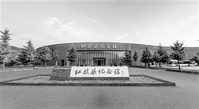紅旗渠紀念館形態設計為舞動的紅色水渠，是紅旗渠形態的延伸。展館陳列包括“千年旱魔，世代抗爭”“紅旗引領，創造奇跡”等五部分，全面還原河南安陽林州人民為改變缺水面貌艱苦奮斗的歷程，彰顯“自力更生、艱苦創業、團結協作、無私奉獻”的紅旗渠精神。