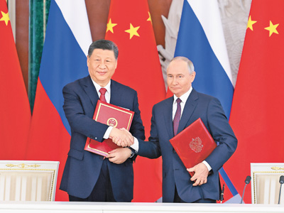 當地時間5月8日上午，俄羅斯總統普京同中國國家主席習近平在莫斯科克里姆林宮舉行會談。會談后，兩國元首共同簽署《中華人民共和國和俄羅斯聯邦在紀念中國人民抗日戰爭、蘇聯偉大衛國戰爭勝利和聯合國成立80周年之際關于進一步深化中俄新時代全面戰略協作伙伴關系的聯合聲明》。新華社記者??王??曄攝