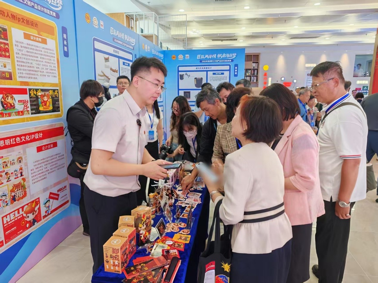 《成功青年》IP產品受到現場嘉賓的關注和喜愛。人民網 肖聰聰攝
