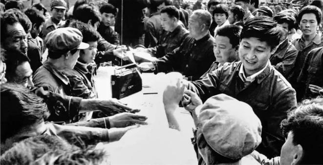 1984年10月，習近平在正定縣城街頭發放民意調查表。（圖源：《讓群眾過上好日子——習近平正定足跡》）