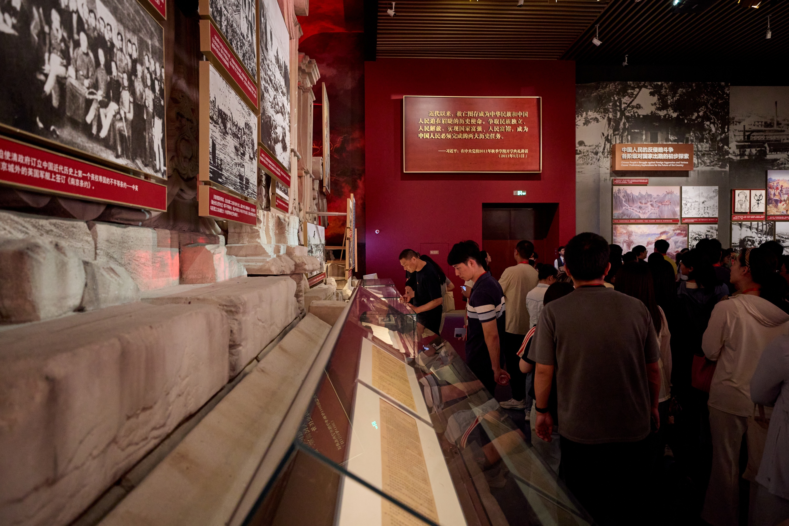 觀眾在黨史展覽館內參觀。中國共產黨歷史展覽館供圖