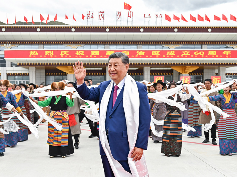 2025年8月20日中午，中共中央總書記、國家主席、中央軍委主席習近平率中央代表團乘專機抵達拉薩，出席西藏自治區成立60周年慶?；顒?。這是習近平向歡迎群眾揮手致意。新華社記者 燕雁 攝