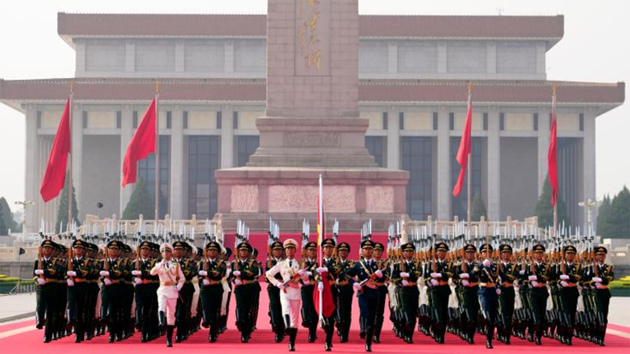 4這是國旗護衛隊從人民英雄紀念碑基座出發，走向旗桿基座。