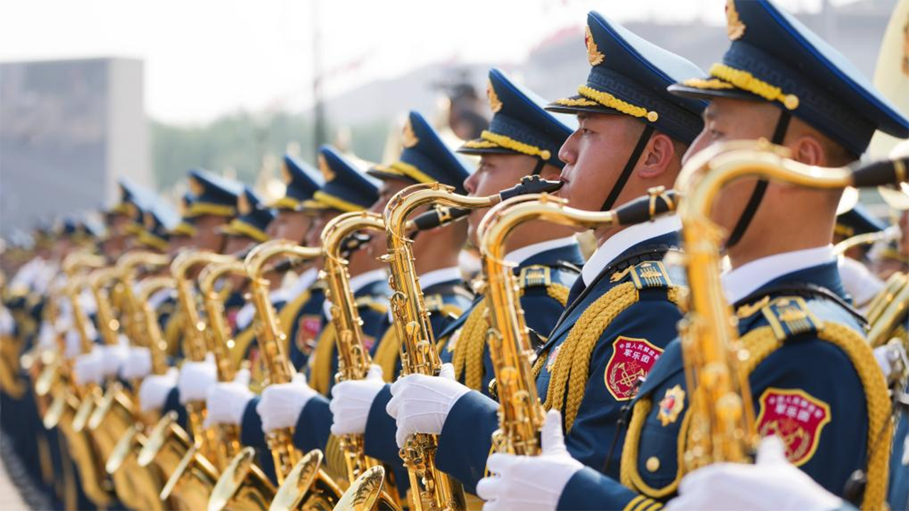 7-1中國人民解放軍聯合軍樂團在演奏。