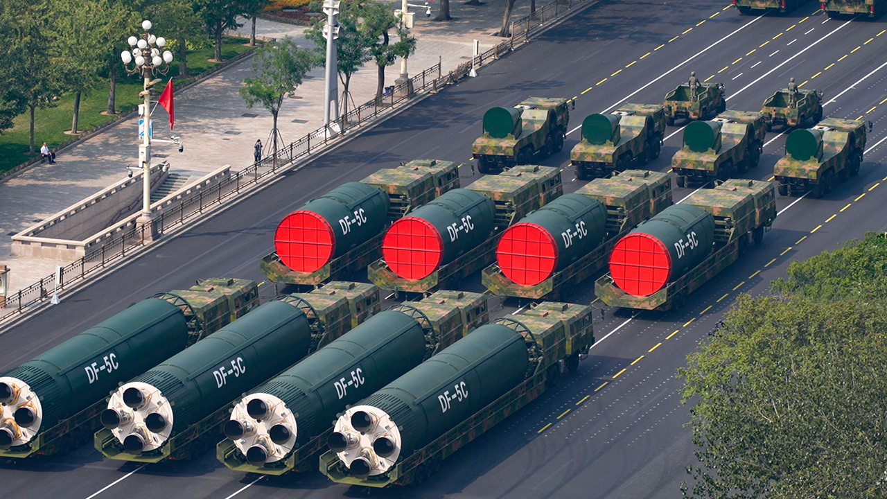 12臺大型導彈運輸車載著“東風-5C”液體洲際戰略核導彈浩蕩而來。