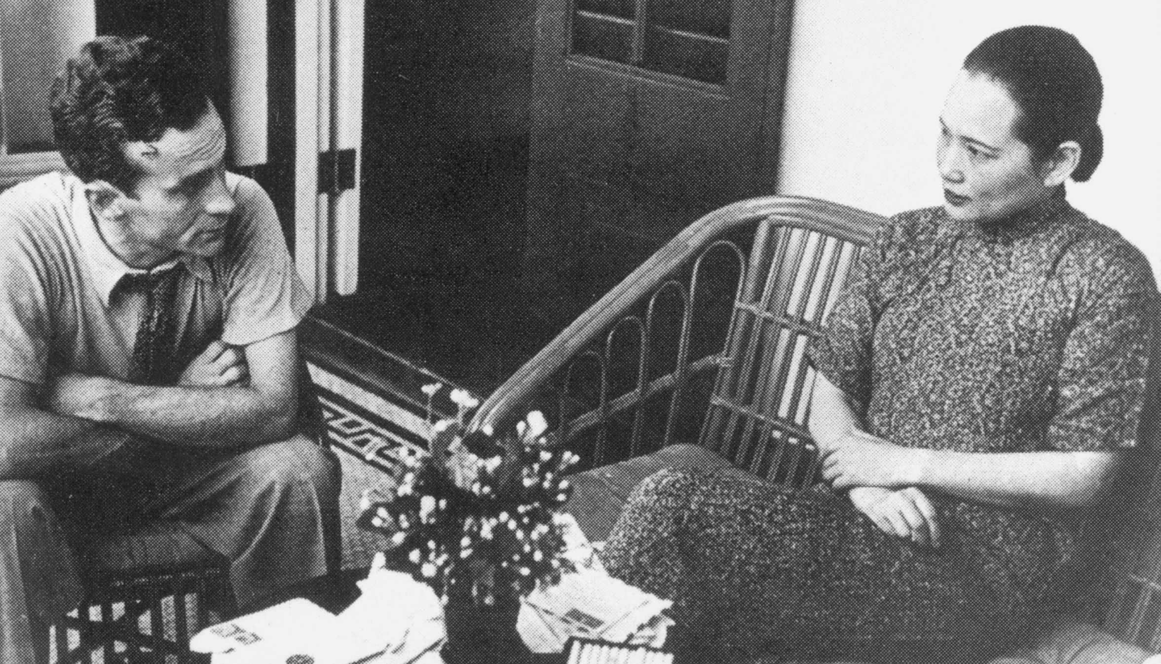 “中國共產黨人是用特殊材料制成的”1936年6月，埃德加·斯諾到達陜甘寧蘇區，成為第一個訪問紅色中國的西方新聞記者。他將自己在陜甘寧蘇區的見聞寫成《紅星照耀中國》（中譯名《西行漫記》），1937年10月后相繼在英美出版發行，打破了國民黨對蘇區的新聞封鎖，中共在抗戰中的巨大潛能和作用開始引起西方世界的廣泛關注。