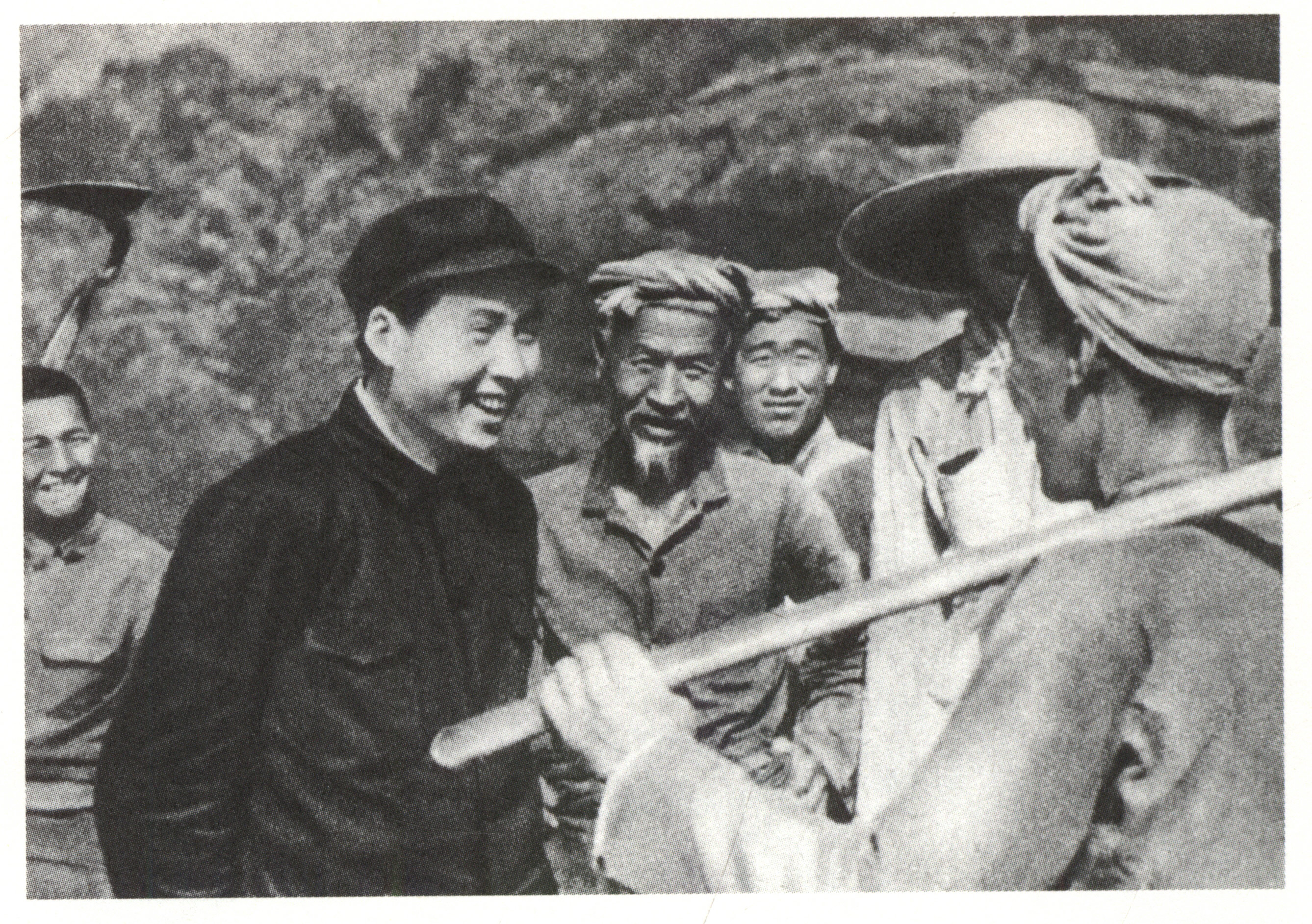 卡爾曼拍攝的毛澤東在楊家嶺與農民交談的經典照片