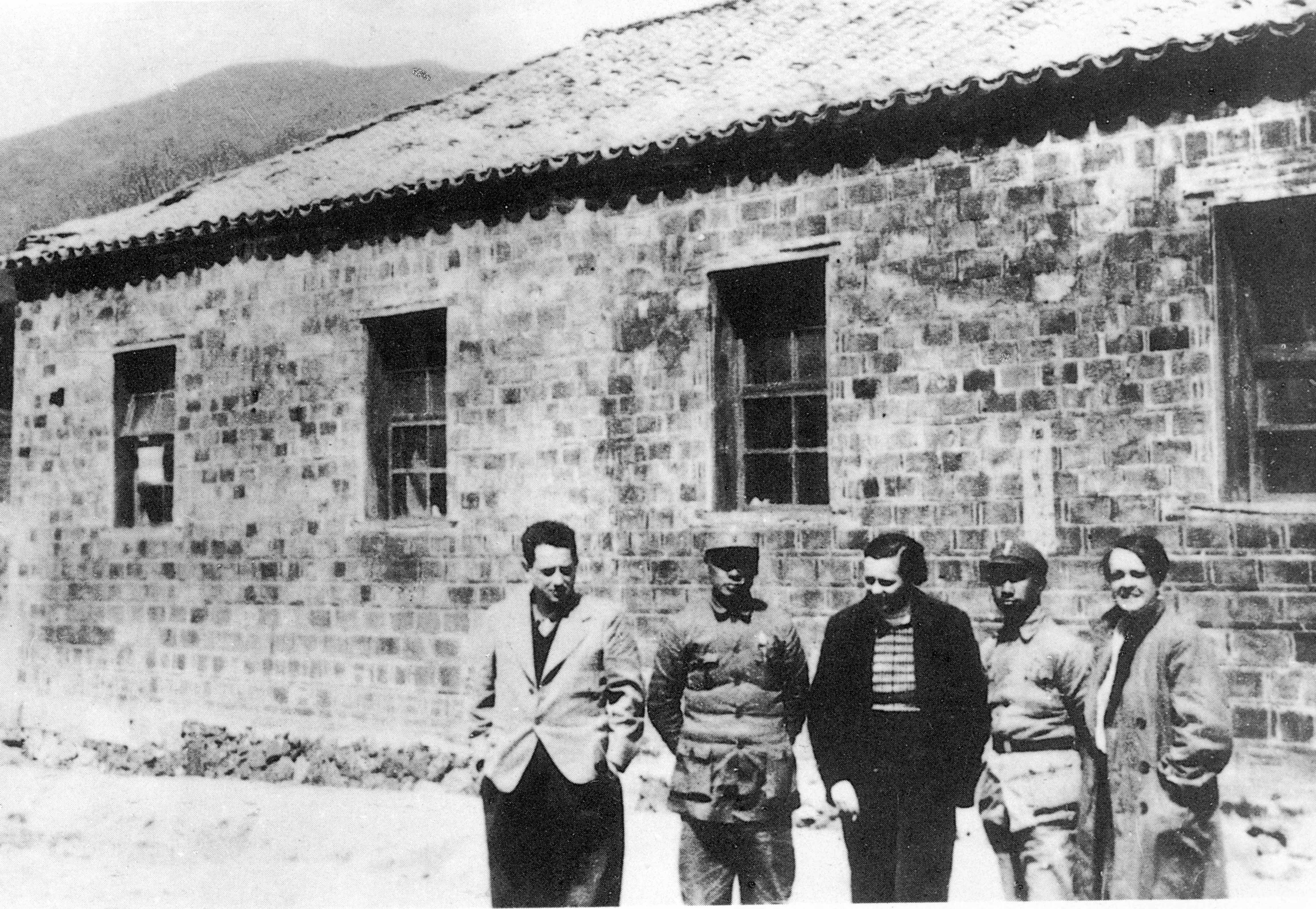 漢斯·希伯（左一）與新四軍第一支隊司令員陳毅（左二）、第二支隊副司令員粟裕（右二）、史沫特萊（右一）、加拿大護士瓊·尤恩（右三）在皖南涇縣云嶺合影。