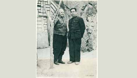 “八路軍獲得了力量和聲望”安娜·路易斯·斯特朗，美國著名的進步記者與作家。她一生六次訪華，幾乎都在中國革命的重要時刻?？箲鹌陂g，她深入前線，如實報道中共領導的人民軍隊英勇作戰、抵御外侮的偉大奮斗歷程。她撰寫的《毛澤東的思想》一文，系統介紹了馬克思主義中國化的偉大理論成果，幫助世界更準確理解中國革命的方向與內涵。