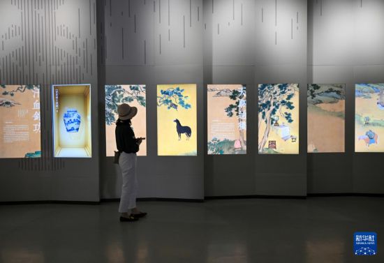 觀眾在故宮大高玄殿數字館參觀“騰躍古今——馬文化數字藝術展”。新華社記者 金良快攝