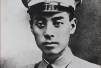 　　1924年周恩來回國，同年11月擔任國共兩黨合作創辦的黃埔軍校政治部主任。在黃埔軍校期間，創造性地開展工作，他建立的軍隊政治工作制度，為培養國共兩黨軍事人才，保証兩次東征和北伐的勝利發揮了重大作用。圖為：擔任黃埔軍校政治部主任的周恩來