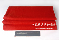 　　這條毛毯是周恩來在白區使用過的，1931年冬天，他將毛毯從上海帶到蘇區，后經過長征、抗日戰爭、解放戰爭，一直使用到新中國成立后。為減少磨損，鄧穎超親自為毛毯縫了布邊。圖為：周恩來在白區用過的毛毯