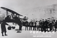 　　1936年12月12日，西安事變爆發。在民族危亡的關鍵時刻，周恩來根據黨中央的既定方針，前往西安，在極端復雜而艱難的環境中推動西安事變和平解決，促成了國共合作、團結抗日的新局面。圖為： 周恩來從西安回延安時毛澤東等到機場迎接
