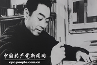 　　抗日戰爭期間，周恩來代表我們黨長期堅持在國民黨統治區開展統一戰線工作，並先后領導了中共長江局、南方局的工作。他廣泛團結社會各階層愛國人士和同情抗日的外國朋友，取得他們的信任和合作。他堅持國共合作，反對分裂，同國民黨頑固派進行了有勇有謀的斗爭。