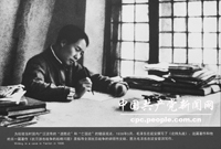 　　毛澤東在延安窯洞中勤奮思考，著書立說，筆耕不輟，寫作大量文章，其中就包括1938年5月26日至6月3日毛澤東在延安抗日戰爭研究會發表的著名講演《論持久戰》。文中所述完全為抗日戰爭的發展歷程所証實。圖為：毛澤東在延安窯洞寫作