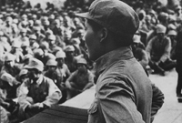 　　1937年7月抗日戰爭全面爆發后，大批知識分子和有為青年紛紛投奔延安。黨中央和毛澤東非常重視對干部和知識分子的培養和教育工作，先后在延安建立了中央黨校、抗日軍政大學、馬列主義學院、陝北公學、延安女子學院、魯迅藝術學院等。圖為：毛澤東為抗大第四期學員講課
