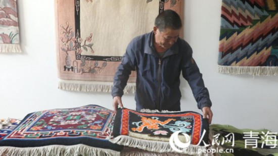 楊永良和他的作品。人民網 張皓芃攝