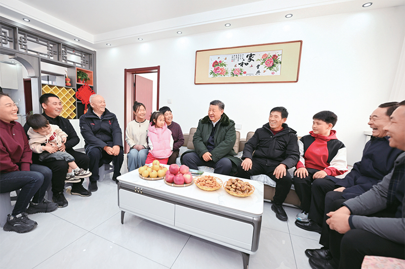 2025年1月22日至24日，中共中央總書記、國家主席、中央軍委主席習近平冒著嚴寒來到遼寧，看望慰問基層干部群眾。這是22日下午，習近平在葫蘆島市綏中縣明水滿族鄉祝家溝村考察時，同村民王寶維一家圍坐一起拉家常。 新華社記者 謝環馳/攝