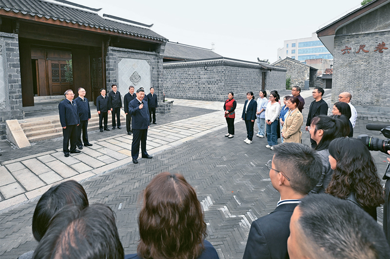 2024年10月17日至18日，中共中央總書記、國家主席、中央軍委主席習近平在安徽考察。這是17日下午，習近平在安慶桐城市六尺巷考察時，同當地居民和游客親切交流。 新華社記者 申宏/攝