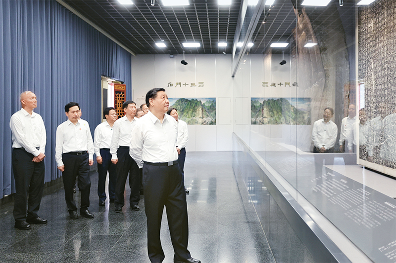 2023年7月29日，中共中央總書記、國家主席、中央軍委主席習近平在四川考察結束返京途中，來到陝西省漢中市考察。這是習近平參觀漢中市博物館有關歷史文物展陳。 新華社記者 鞠鵬/攝