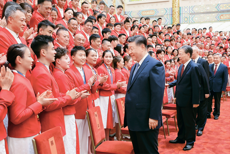 2024年8月20日，黨和國家領導人習近平、趙樂際、王滬寧、蔡奇、李希、韓正等在人民大會堂接見第33屆夏季奧林匹克運動會中國體育代表團全體成員。 新華社記者 鞠鵬/攝