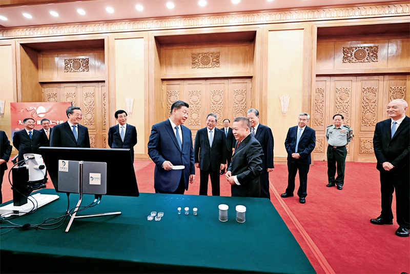 2024年9月23日，黨和國家領導人習近平、李強、趙樂際、王滬寧、蔡奇、丁薛祥、李希等在人民大會堂接見探月工程嫦娥六號任務參研參試人員代表并參觀月球樣品和探月工程成果展覽。這是習近平等參觀月球樣品和探月工程成果展覽。 新華社記者 謝環馳/攝