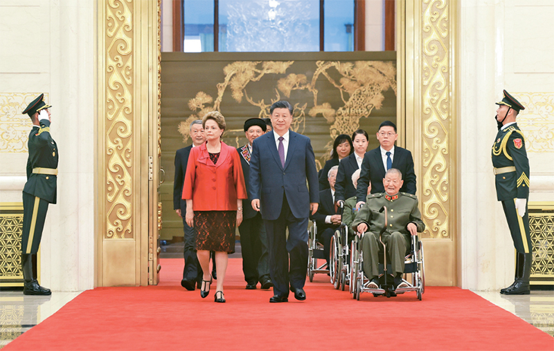 2024年9月29日，中華人民共和國國家勛章和國家榮譽稱號頒授儀式在北京人民大會堂金色大廳隆重舉行。中共中央總書記、國家主席、中央軍委主席習近平同國家勛章和國家榮譽稱號獲得者一同步入會場。 新華社記者 王曄/攝　　