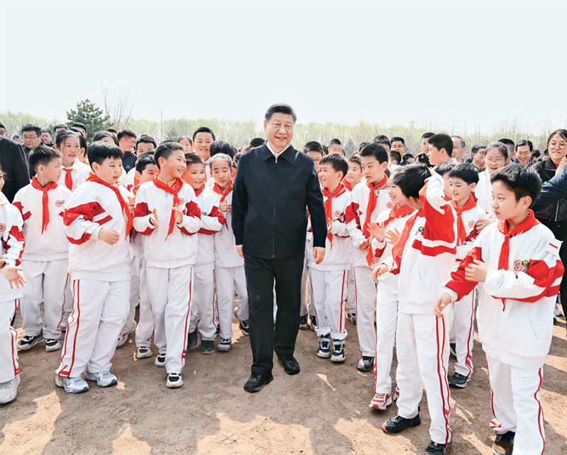 2024年4月3日，黨和國家領導人習近平、李強、趙樂際、王滬寧、蔡奇、丁薛祥、李希、韓正等來到北京市通州區潞城鎮參加首都義務植樹活動。這是習近平同少先隊員在一起。 新華社記者 李學仁/攝