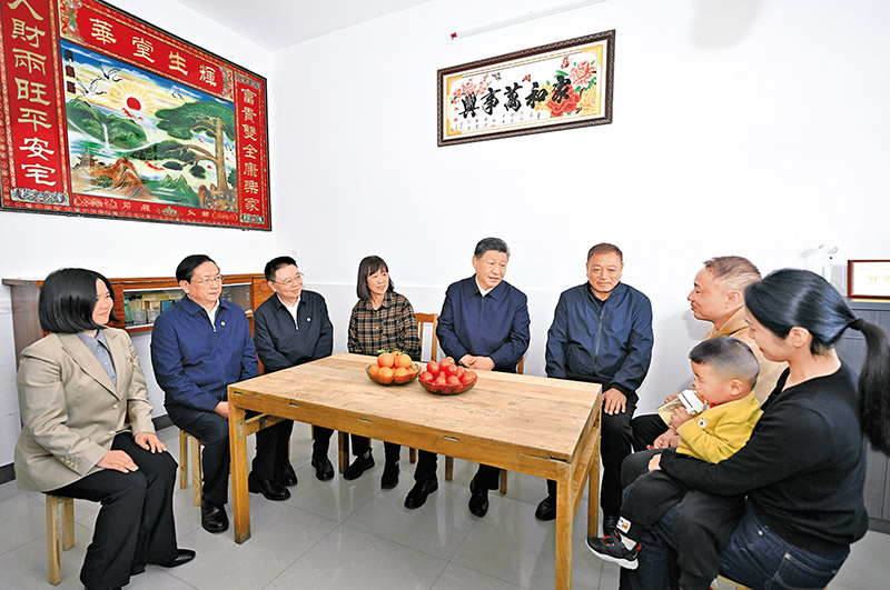 2024年11月4日至6日，中共中央總書記、國家主席、中央軍委主席習近平在湖北考察。這是5日上午，習近平在咸寧市嘉魚縣潘家灣鎮四邑村村民熊成龍家，同一家人圍坐在一起拉家常。 新華社記者 燕雁/攝