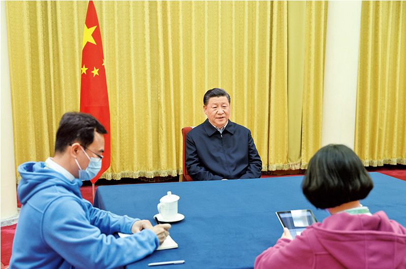 2020年11月2日，中共中央總書記、國家主席、中央軍委主席習近平在北京中南海參加第七次全國人口普查登記。這是習近平在回答普查員的詢問。 新華社記者 鞠鵬/攝
