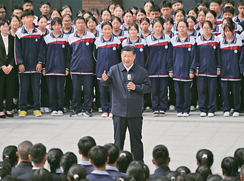 2024年6月18日至19日，中共中央總書記、國家主席、中央軍委主席習近平在青?？疾?。這是18日下午，習近平在果洛西寧民族中學考察時，同師生們親切交流。 新華社記者 岳月偉/攝